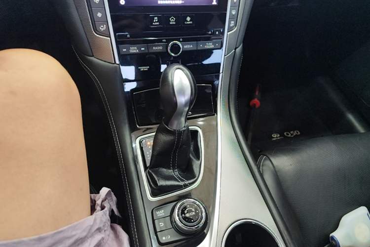 Used Infiniti Q50L 2015 2.0T Enjoyment Edition Gear Lever