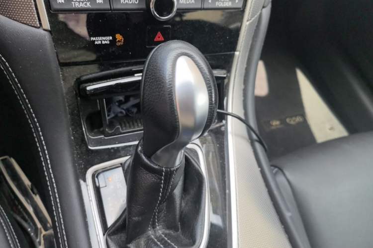 Used Infiniti Q50L 2015 2.0T Enjoyment Edition Gear Lever