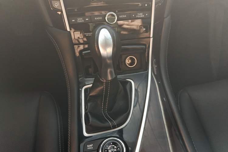 Used Infiniti Q50L 2015 2.0T Luxury Edition Gear Lever