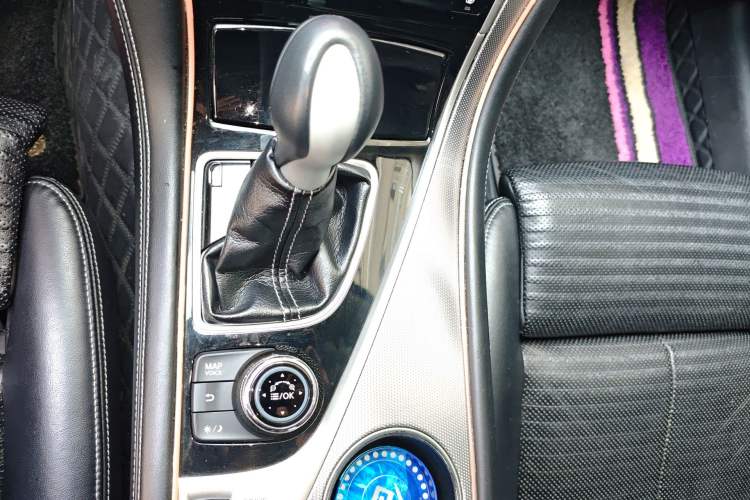 Used Infiniti Q50L 2015 2.0T Sport Edition Gear Lever