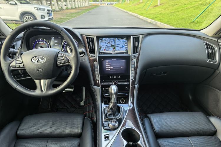 Used Infiniti Q50L 2015 2.0T Luxury Sport Edition Interior 3
