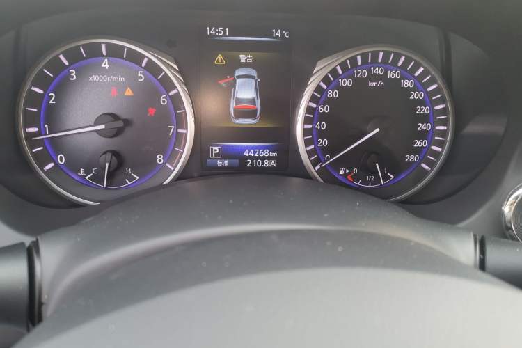 Used Infiniti Q50L 2015 2.0T Enjoyment Edition Odometer Close Up