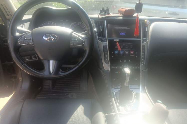 Used Infiniti Q50L 2015 2.0T Enjoyment Edition Center Console