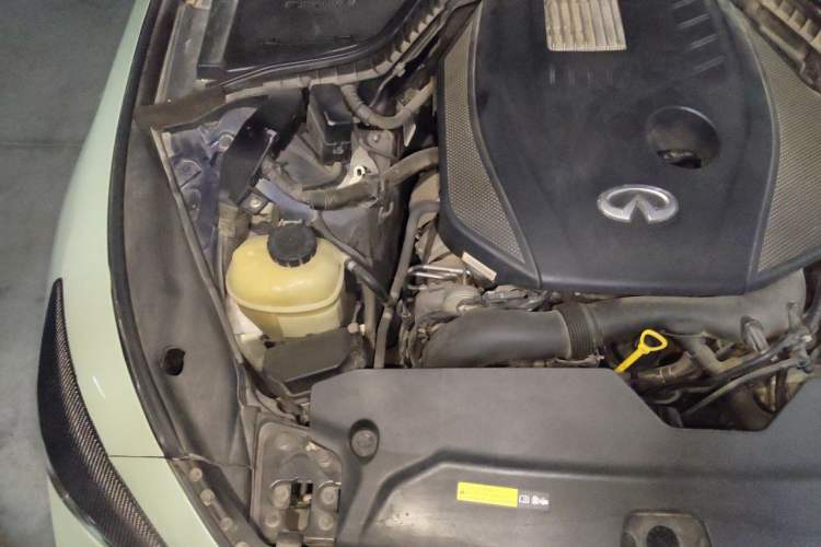 Used Infiniti Q50L 2015 2.0T Enjoyment Edition Engine Bay Right