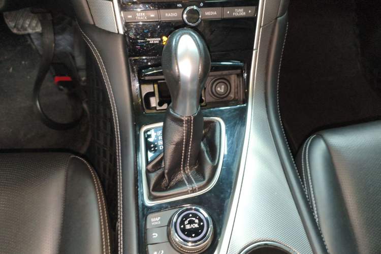 Used Infiniti Q50L 2015 2.0T Enjoyment Edition Gear Lever