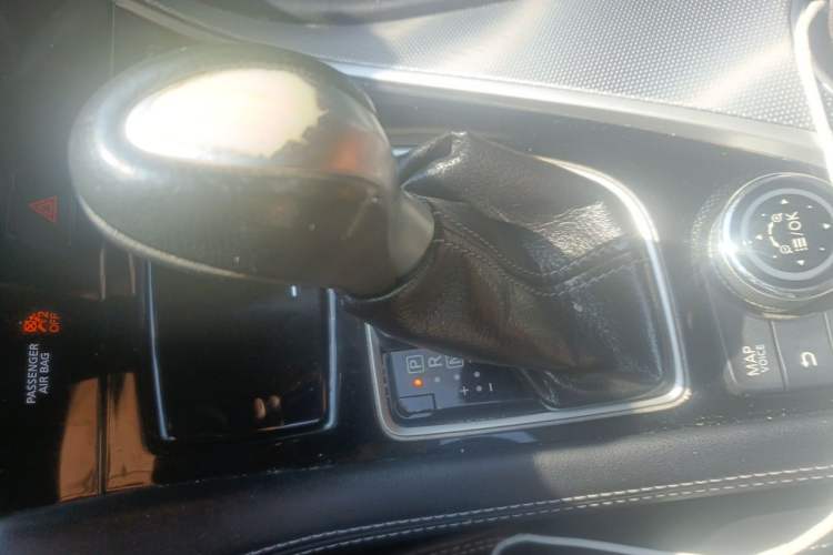 Used Infiniti Q50L 2015 2.0T Enjoyment Edition Gear Lever