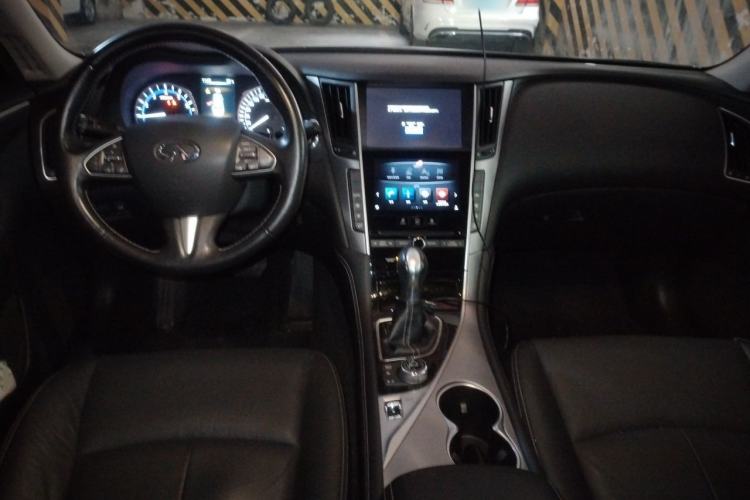 Used Infiniti Q50L 2015 2.0T Enjoyment Edition Center Console