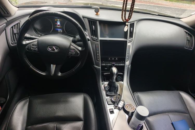 Used Infiniti Q50L 2015 2.0T Enjoyment Edition Center Console