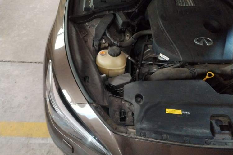Used Infiniti Q50L 2015 2.0T Enjoyment Edition Engine Bay Right