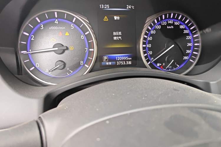 Used Infiniti Q50L 2015 2.0T Enjoyment Edition Odometer Close Up