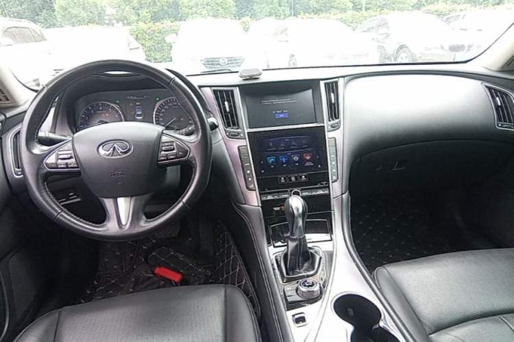 Used Infiniti Q50L 2015 2.0T Enjoyment Edition Center Console