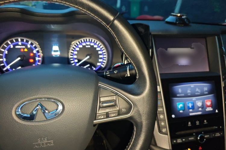 Used Infiniti Q50L 2015 2.0T Enjoyment Edition Center Console