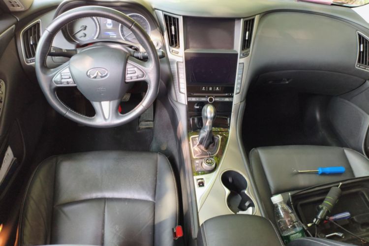 Used Infiniti Q50L 2015 2.0T Enjoyment Edition Center Console