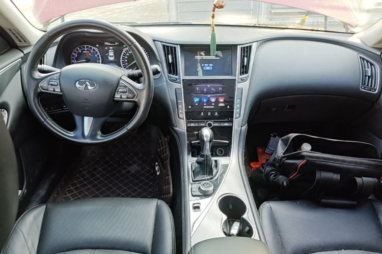 Used Infiniti Q50L 2015 2.0T Enjoyment Edition Center Console