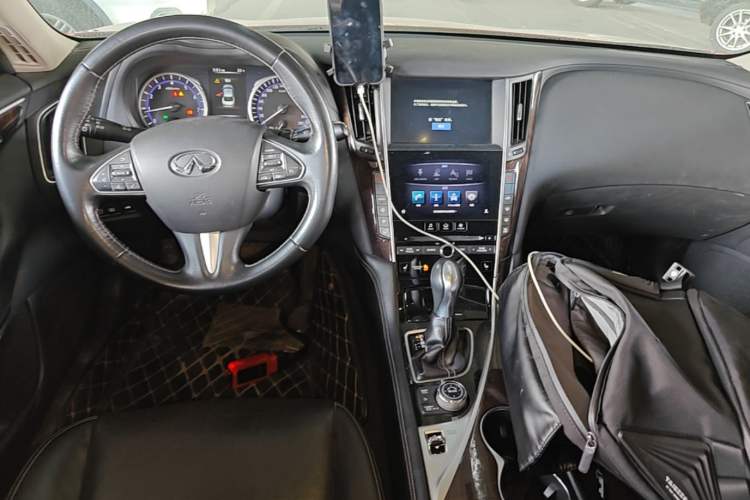 Used Infiniti Q50L 2015 2.0T Luxury Edition Center Console