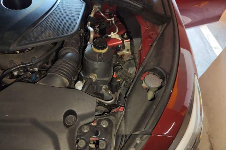 Used Infiniti Q50L 2015 2.0T Enjoyment Edition Engine Bay Left