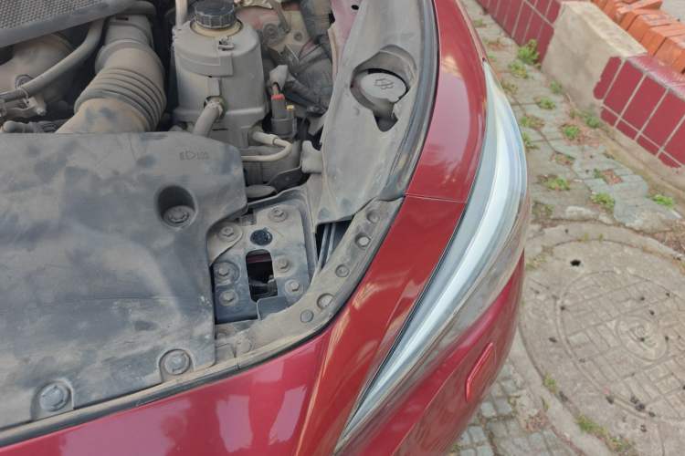Used Infiniti Q50L 2015 2.0T Enjoyment Edition Engine Bay Left