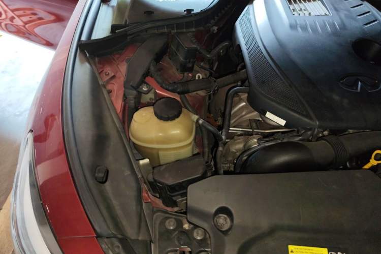Used Infiniti Q50L 2015 2.0T Enjoyment Edition Engine Bay Right