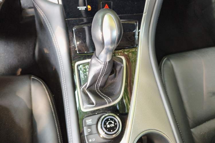 Used Infiniti Q50L 2015 2.0T Enjoyment Edition Gear Lever