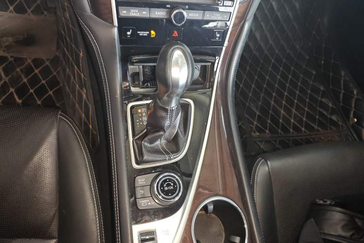 Used Infiniti Q50L 2015 2.0T Luxury Edition Gear Lever