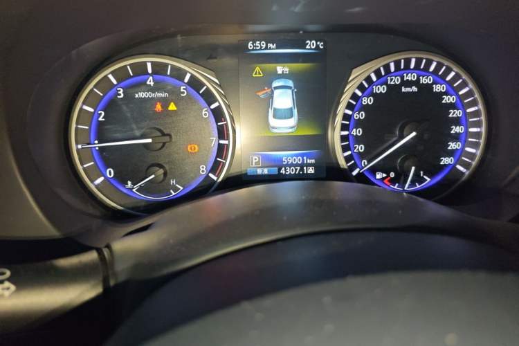 Used Infiniti Q50L 2015 2.0T Enjoyment Edition Odometer Close Up