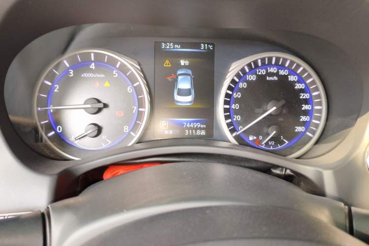 Used Infiniti Q50L 2015 2.0T Enjoyment Edition Odometer Close Up