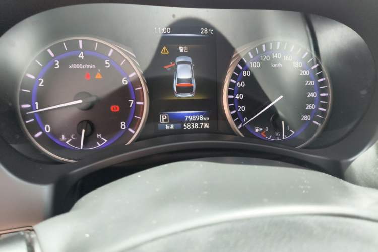 Used Infiniti Q50L 2015 2.0T Enjoyment Edition Odometer Close Up