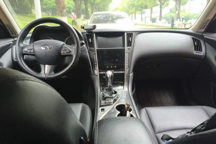Used Infiniti Q50L 2015 2.0T Comfort Edition Center Console