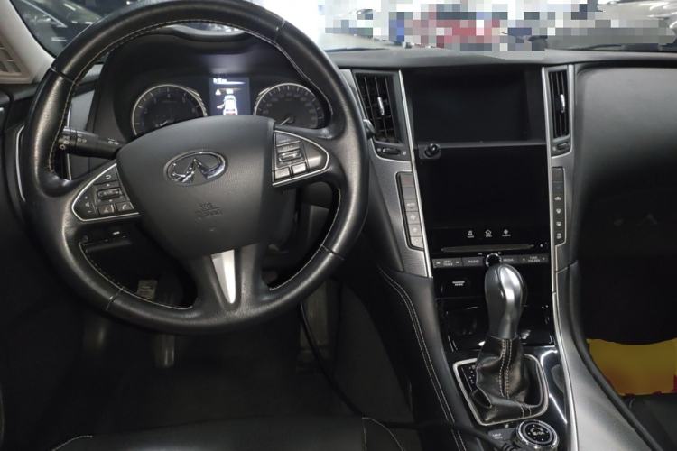 Used Infiniti Q50L 2015 2.0T Enjoyment Edition Center Console