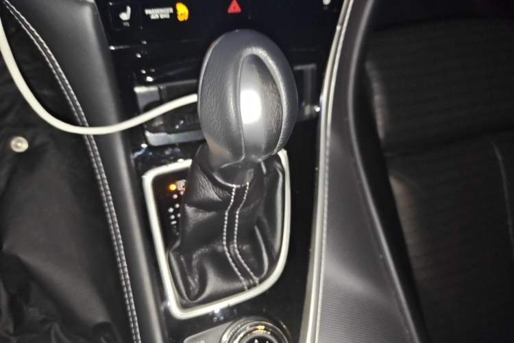 Used Infiniti Q50L 2015 2.0T Sport Edition Gear Lever