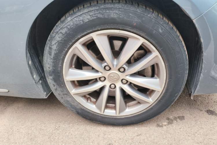 Used Infiniti Q50L 2015 2.0T Comfort Edition Right Front Wheel Hub