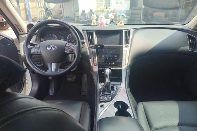 Used Infiniti Q50L 2015 2.0T Enjoyment Edition Center Console