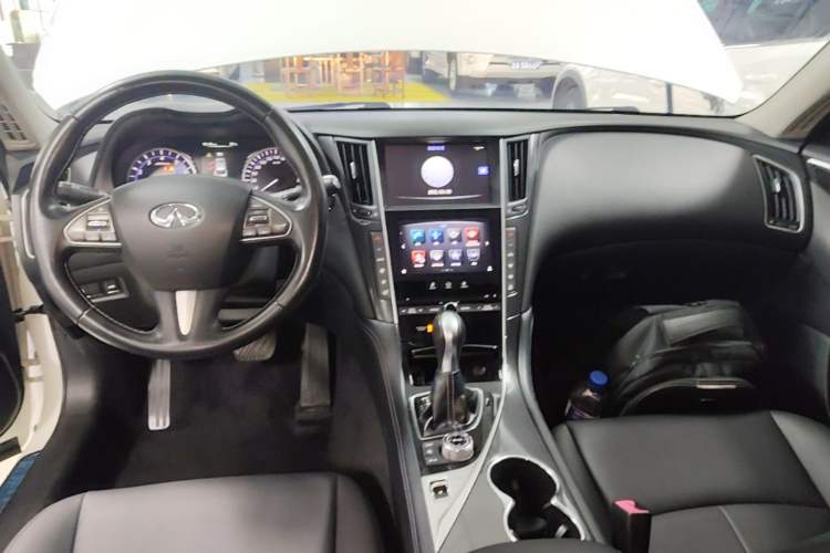 Used Infiniti Q50L 2015 2.0T Comfort Edition Center Console