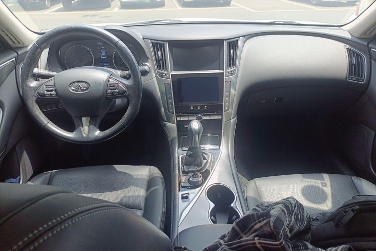 Used Infiniti Q50L 2015 2.0T Enjoyment Edition Center Console