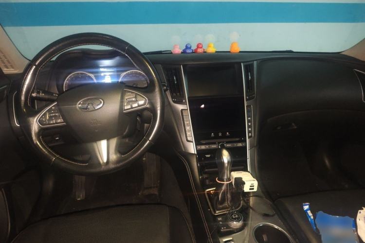 Used Infiniti Q50L 2015 2.0T Enjoyment Edition Center Console