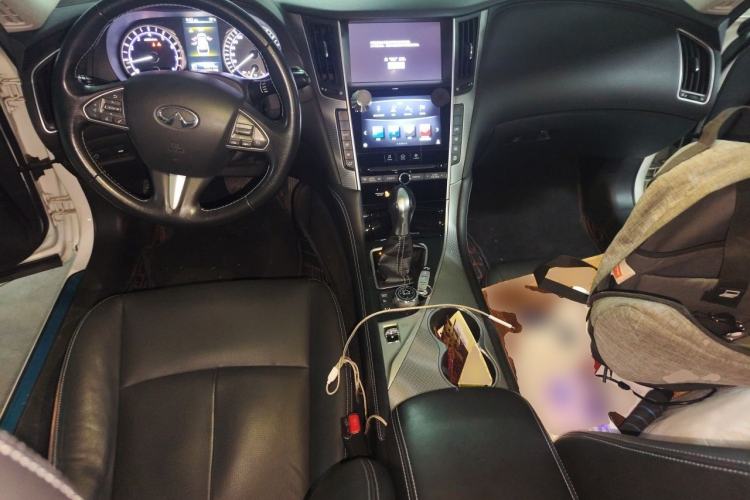 Used Infiniti Q50L 2015 2.0T Enjoyment Edition Center Console