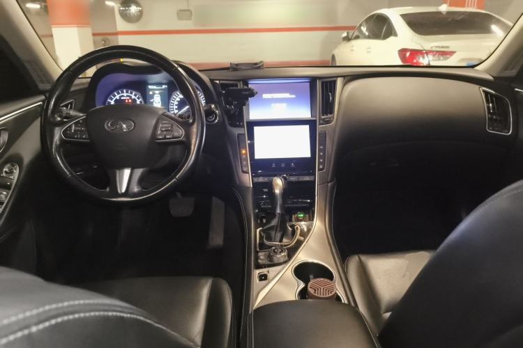 Used Infiniti Q50L 2015 2.0T Enjoyment Edition Center Console