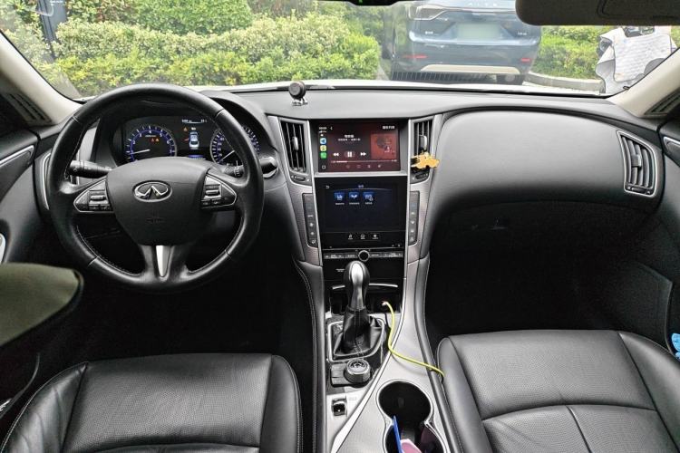 Used Infiniti Q50L 2015 2.0T Enjoyment Edition Center Console