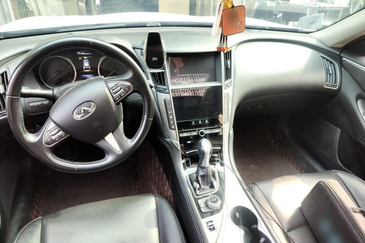 Used Infiniti Q50L 2015 2.0T Enjoyment Edition Center Console