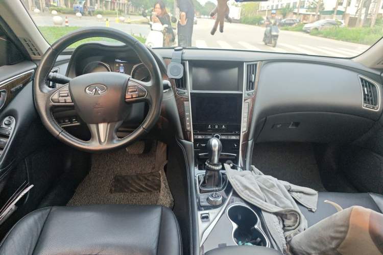 Used Infiniti Q50L 2015 2.0T Luxury Edition Center Console