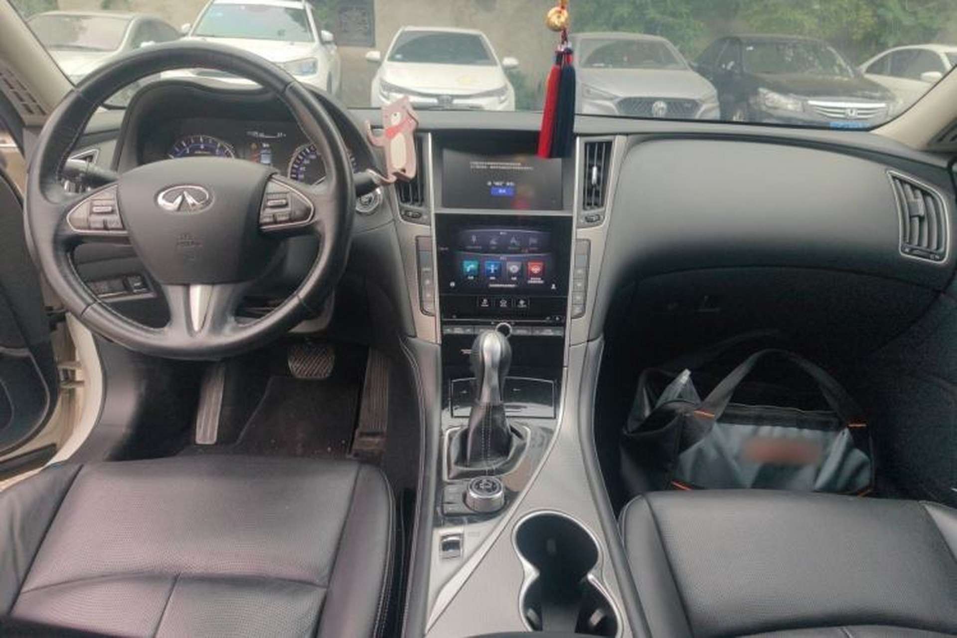 Used Infiniti Q50L 2015 2.0T Enjoyment Edition Center Console