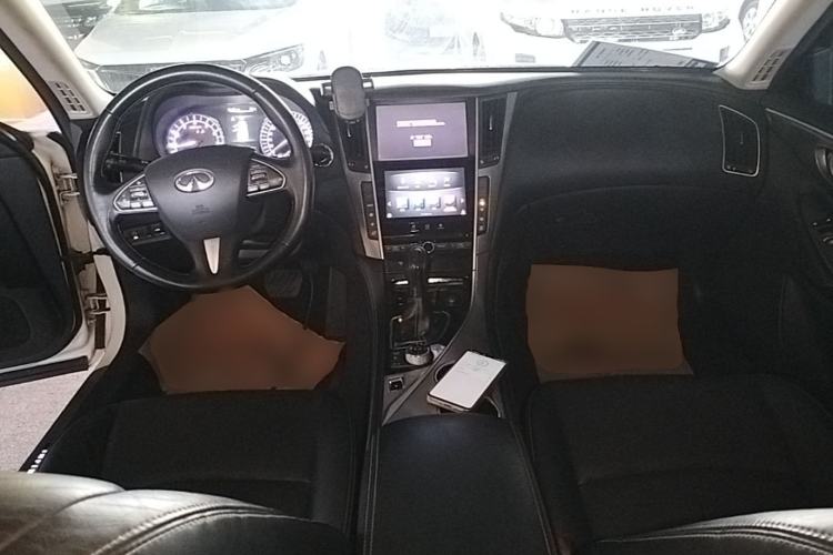 Used Infiniti Q50L 2015 2.0T Enjoyment Edition Center Console