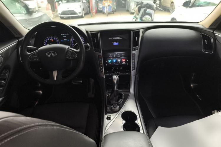 Used Infiniti Q50L 2015 2.0T Enjoyment Edition Center Console
