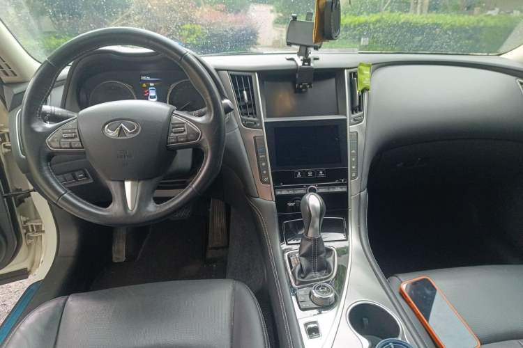 Used Infiniti Q50L 2015 2.0T Enjoyment Edition Center Console