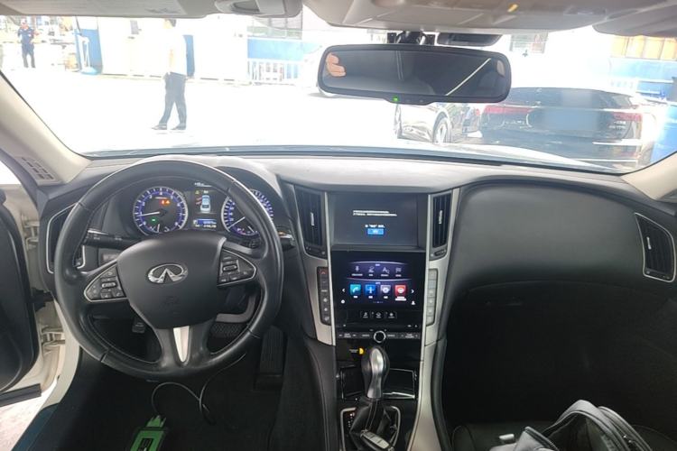 Used Infiniti Q50L 2015 2.0T Enjoyment Edition Center Console