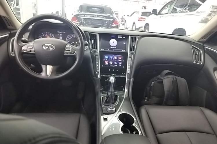 Used Infiniti Q50L 2015 2.0T Comfort Edition Center Console