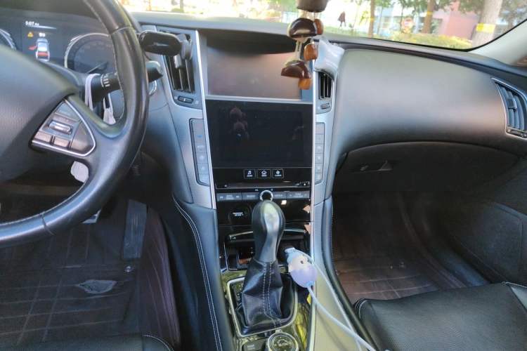 Used Infiniti Q50L 2015 2.0T Enjoyment Edition Center Console