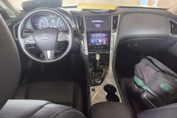 Used Infiniti Q50L 2015 2.0T Enjoyment Edition Center Console