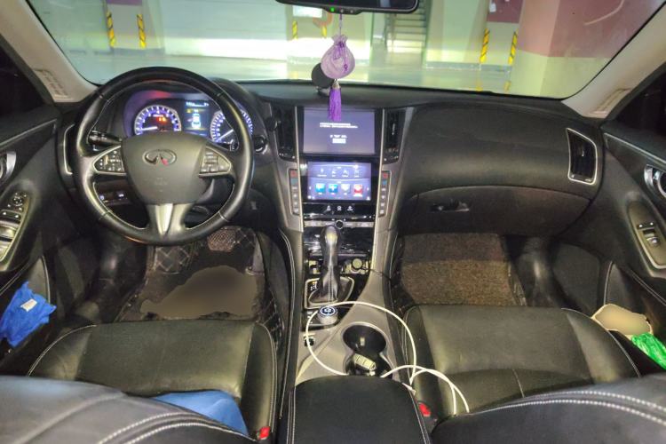 Used Infiniti Q50L 2015 2.0T Enjoyment Edition Center Console