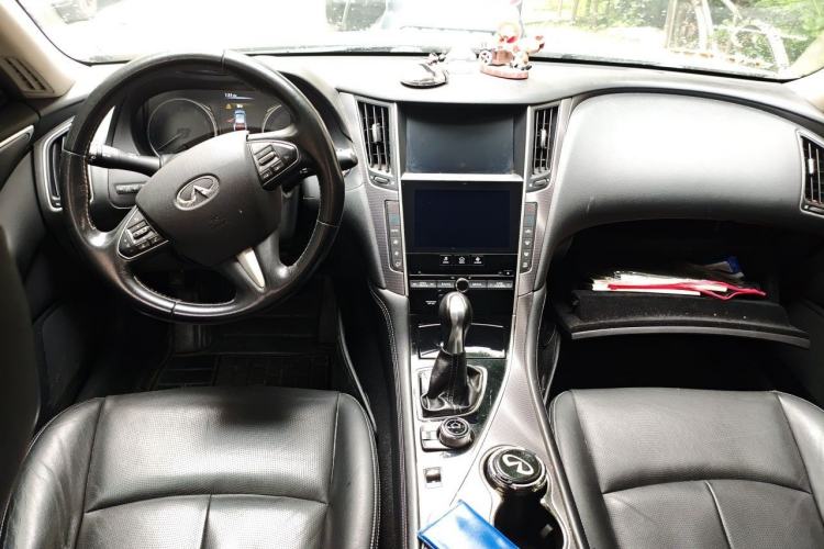 Used Infiniti Q50L 2015 2.0T Enjoyment Edition Center Console